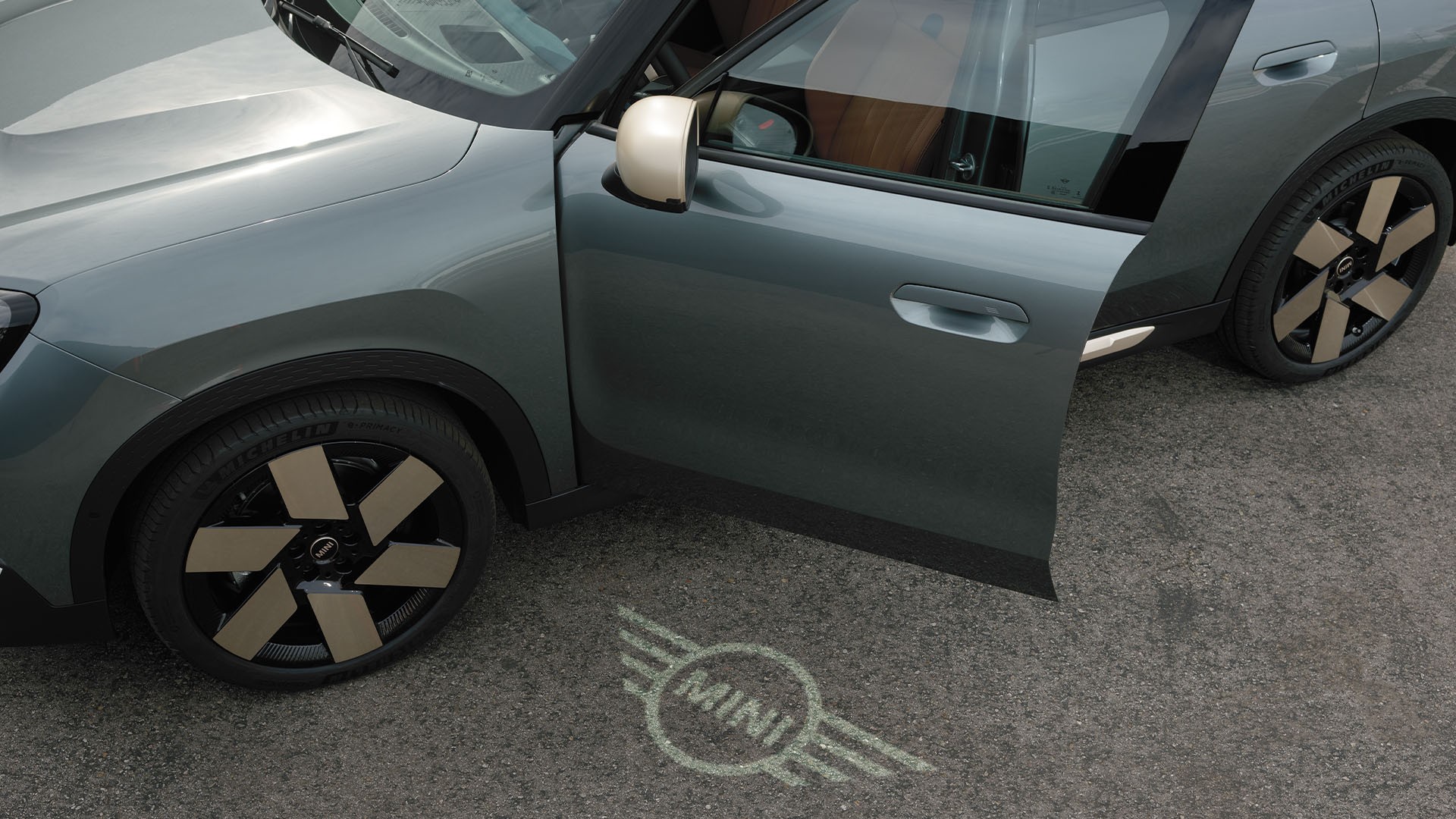 Čisto elektrické MINI Countryman - exteriér - uvítacie osvetlenie
